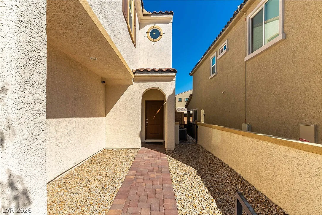 3 bed, 2.5 bath, 2002 sqft, $2,600 — Photo 3