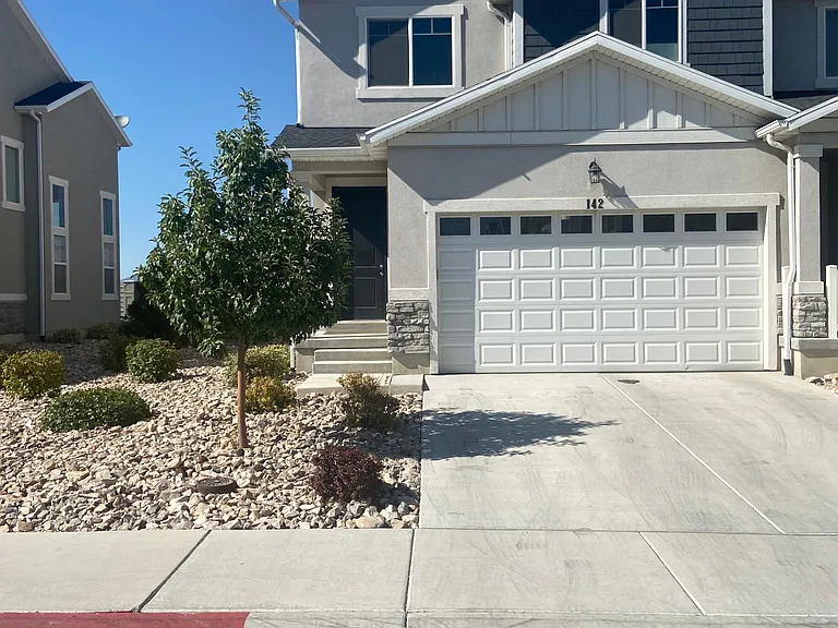 142 W Silver Springs Dr — Photo 2