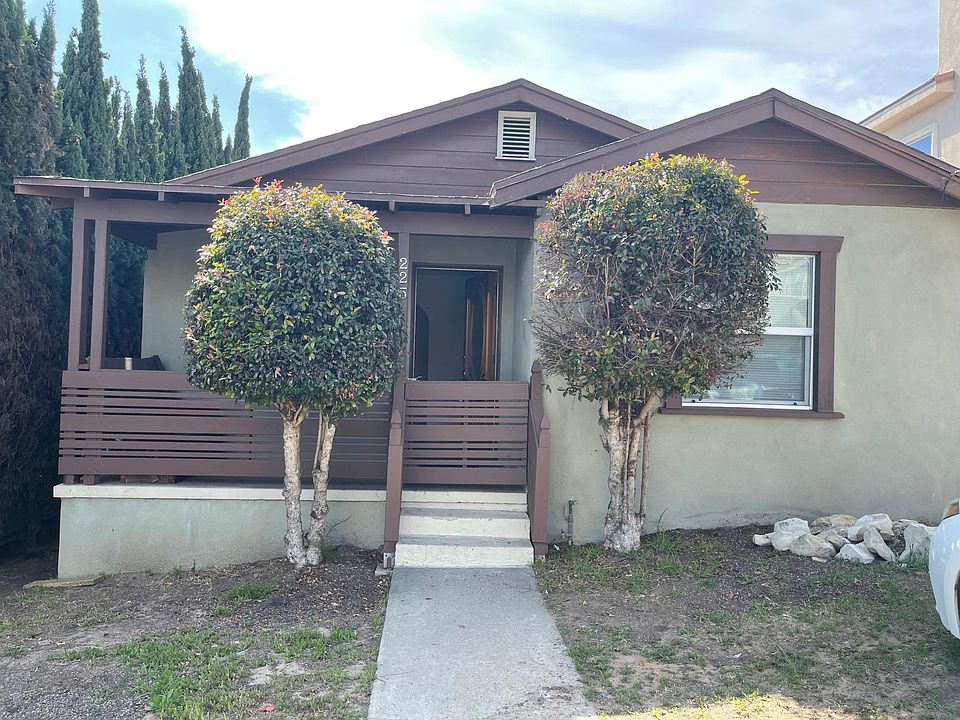 Front Unit with large front yard