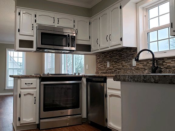 4th image of 211 Twin Oak Dr