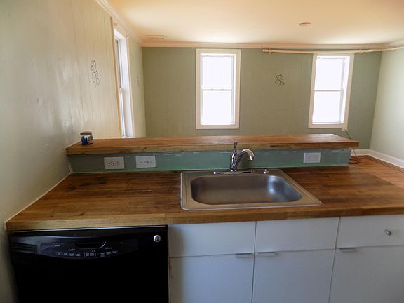 Dishwasher and Garbage Disposal included