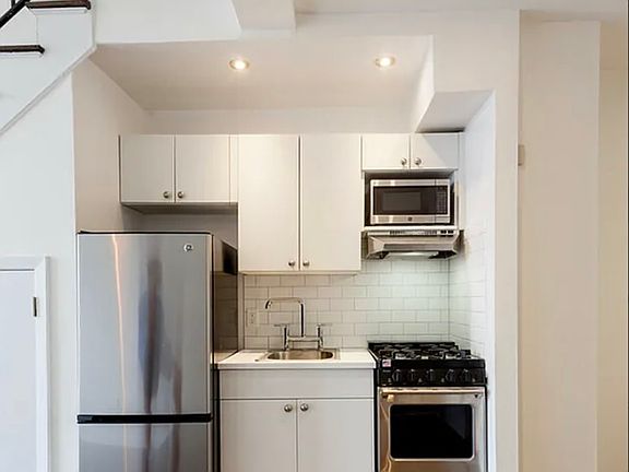 3rd image of 255 W 14th St APT 6E