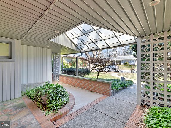 3rd image of 108 W Sutton Pl