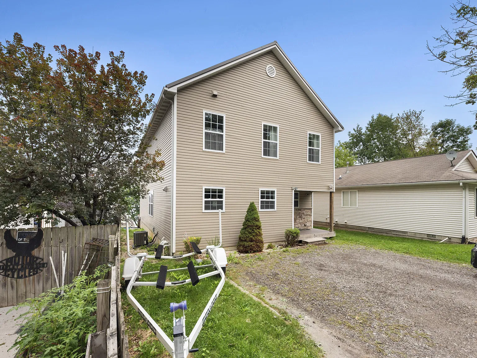 3 bed, 3.0 bath, 3298 sqft, $3,100 — Photo 3