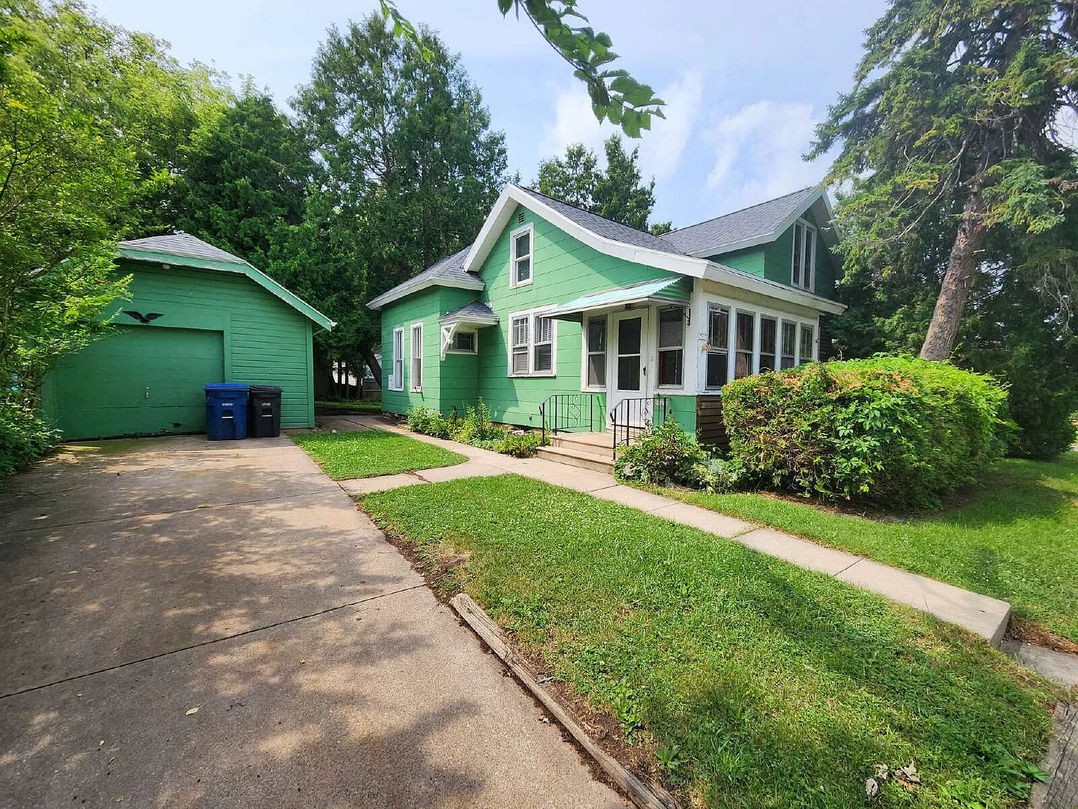 3 bed, 1.0 bath, 1160 sqft, $1,430 — Photo 2