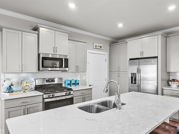 3rd image of 2387 Watson Cir