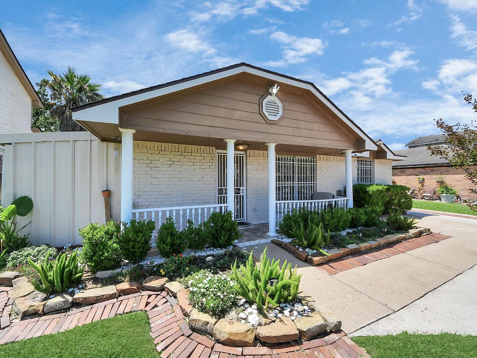 3 bed, 1.5 bath, 988 sqft, $1,700 — Photo 1