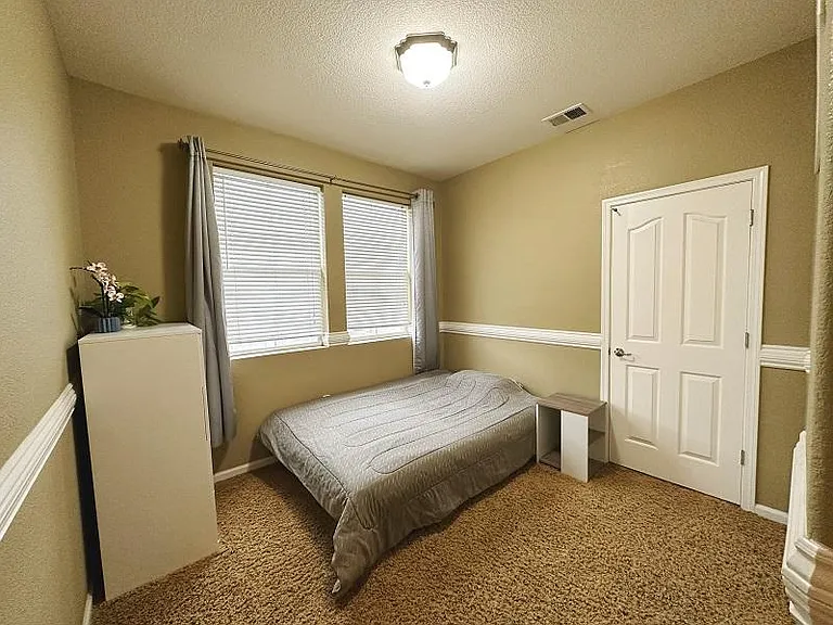 1388 Thornbury Ln — Photo 11