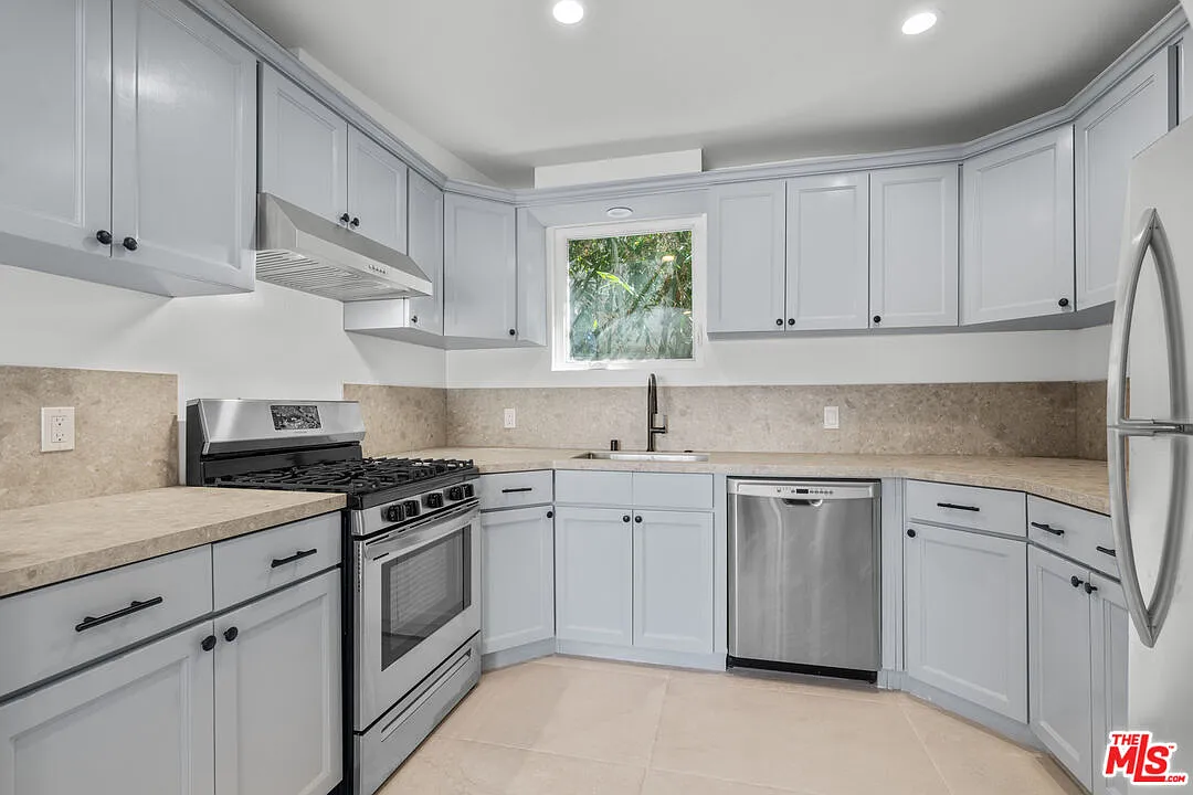 2 bed, 850 sqft, $4,350 — Photo 2