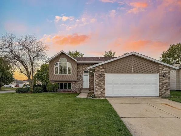 1401 W 97th Pl, Crown Point, IN 46307