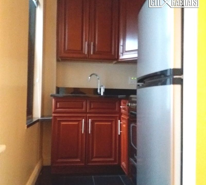 2nd image of 150 W 47th St APT 3E