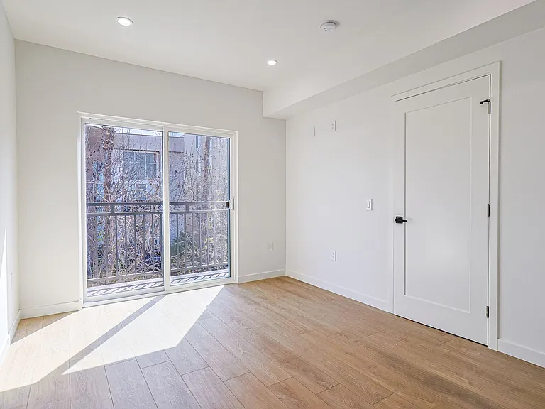 1227 N June St #1227 — Photo 30