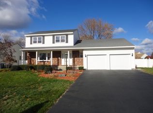 4 Huntleigh Dr, Loudonville, NY 12211