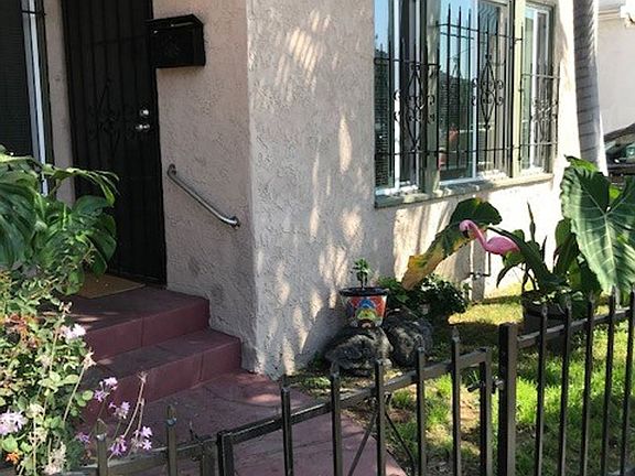 2nd image of 430 Alamitos Ave