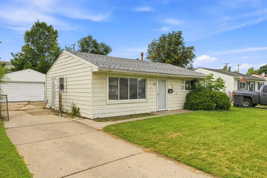 3 bed, 950 sqft, $1,695 — Photo 1