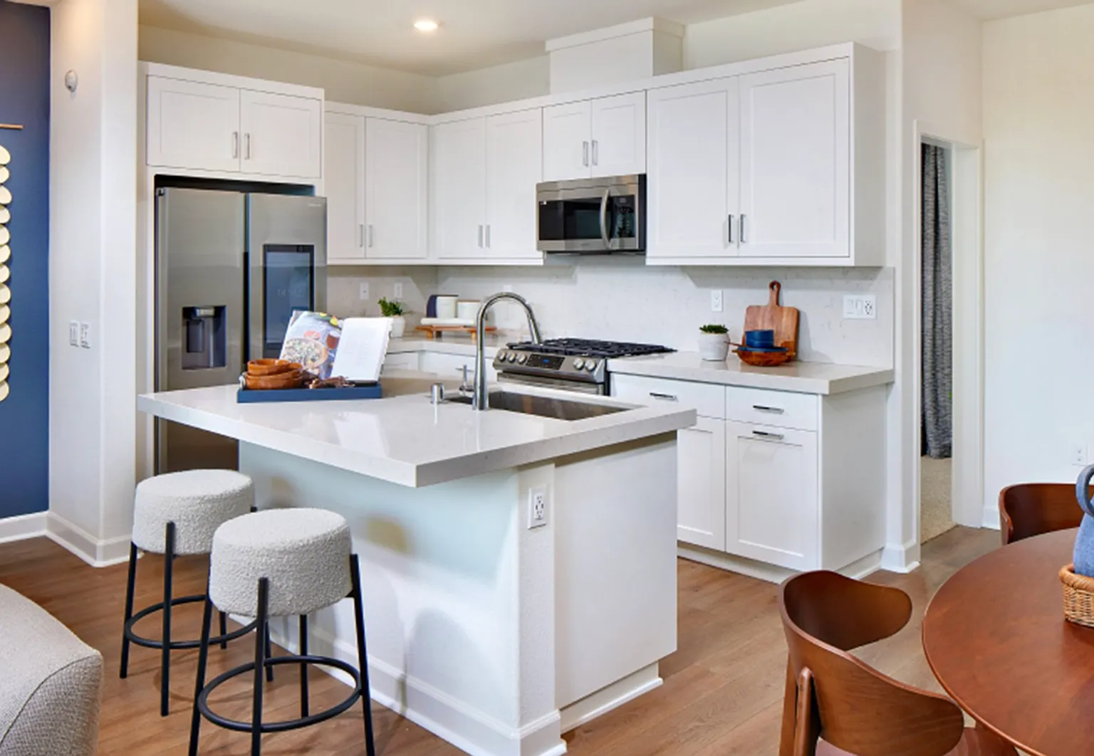 Large new home in desirable South Bay Epoca Master Planned Community — Photo 2