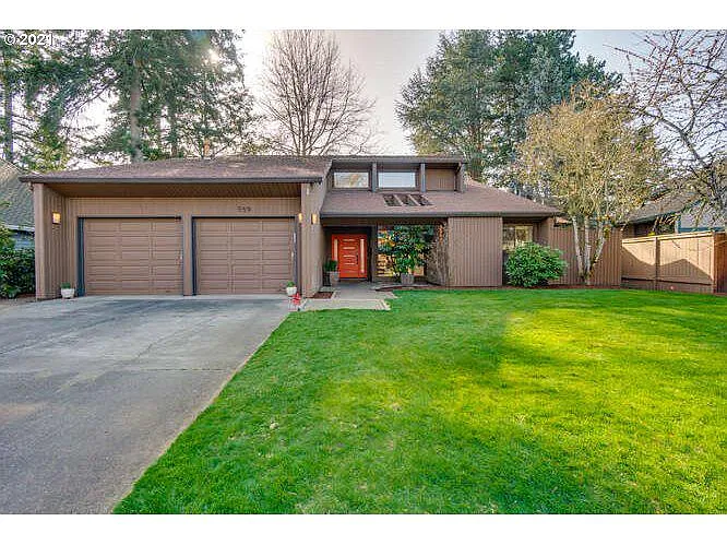559 NE Geraldine Dr photo 1