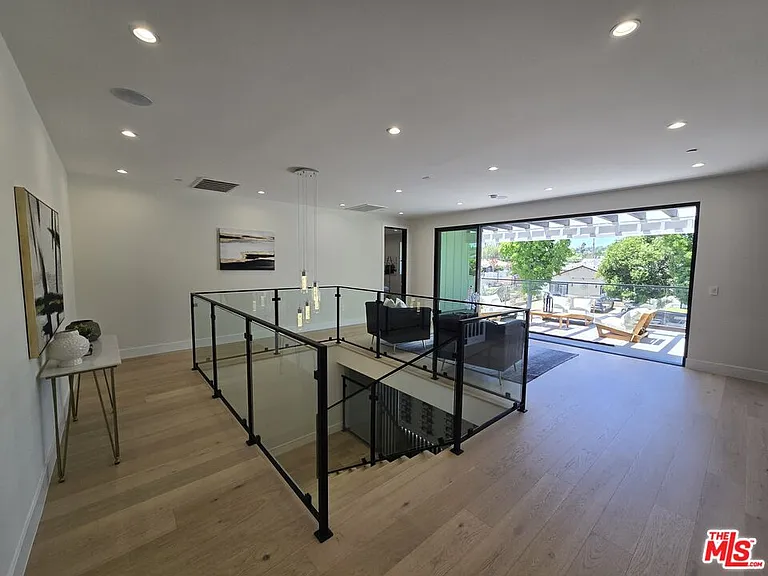 5012 Enfield Ave — Photo 25