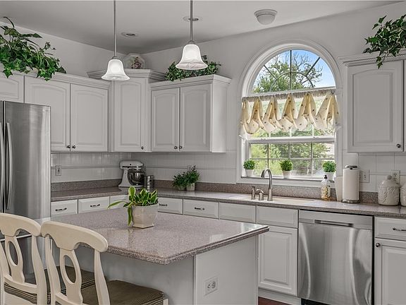 5th image of 25 Elmsford Dr