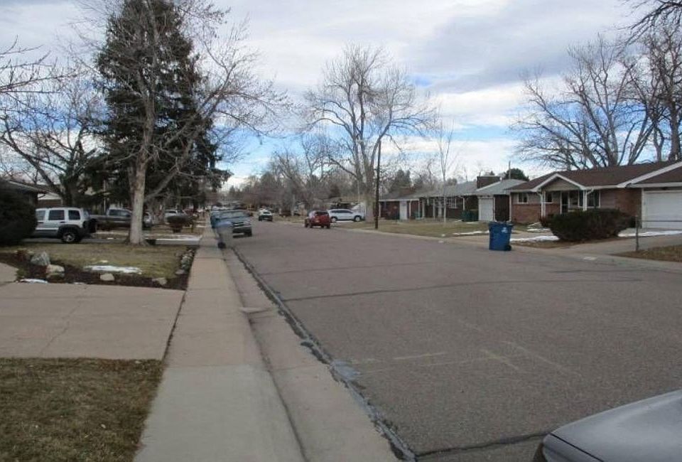 Exterior Neighborhood (street photo)