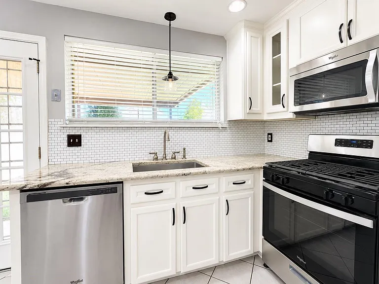1206 Park Knoll Ln — Photo 6