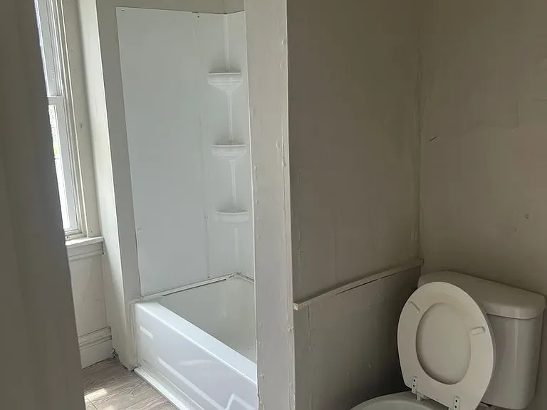 109 Foster St — Photo 4