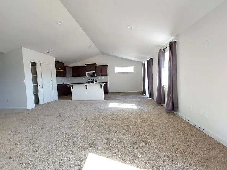 1013 Maple Dr W — Photo 5