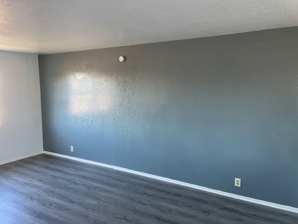 1st image of 513 W Queen St Unit 7