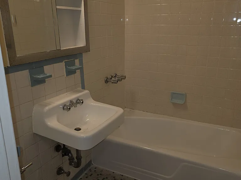 2901 Matthews Ave #2B — Photo 1