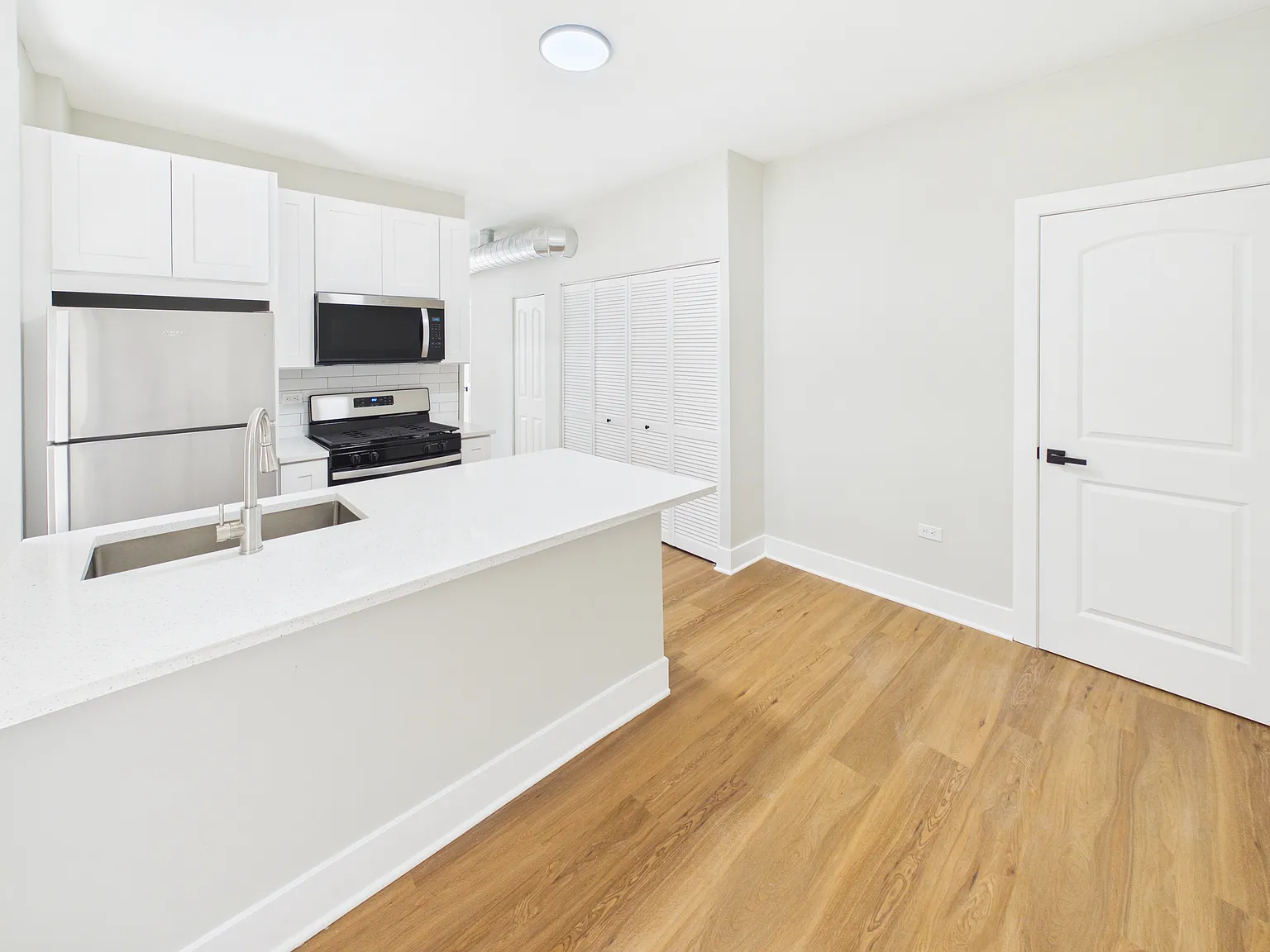 2 bed, 700 sqft, $1,795 — Photo 2