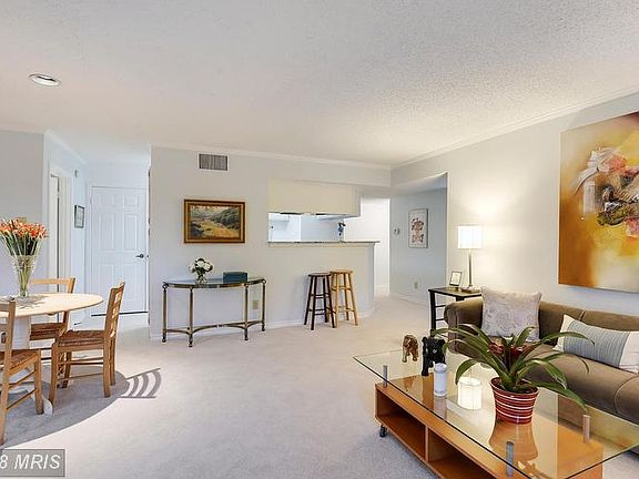 5th image of 1539 Lincoln Way APT 0201