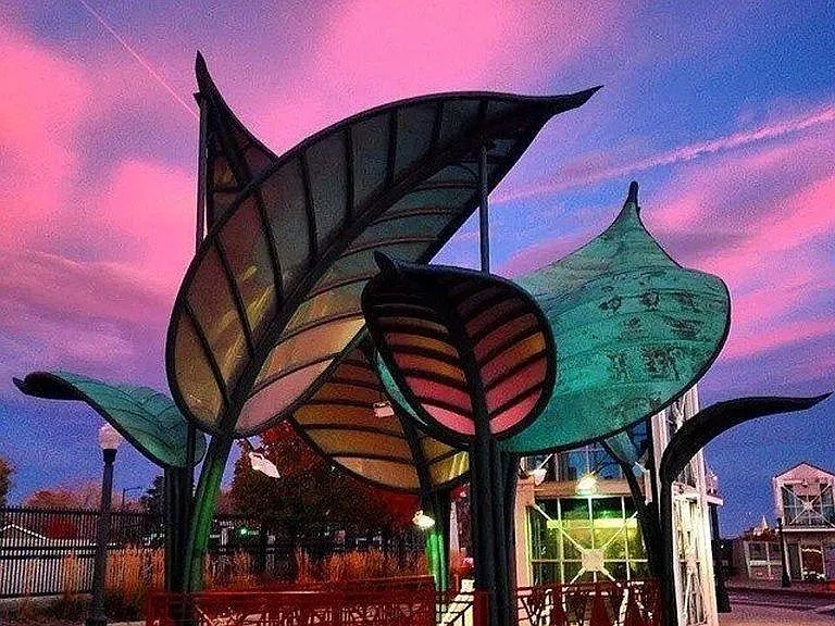 7-minute walk to the Louisiana-Pearl light rail station!