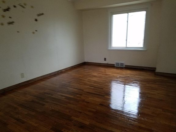 Large Livingroom view of front and back yard, plus freshly s