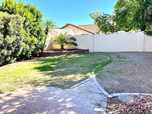 405 E Marigold Ln — Photo 3