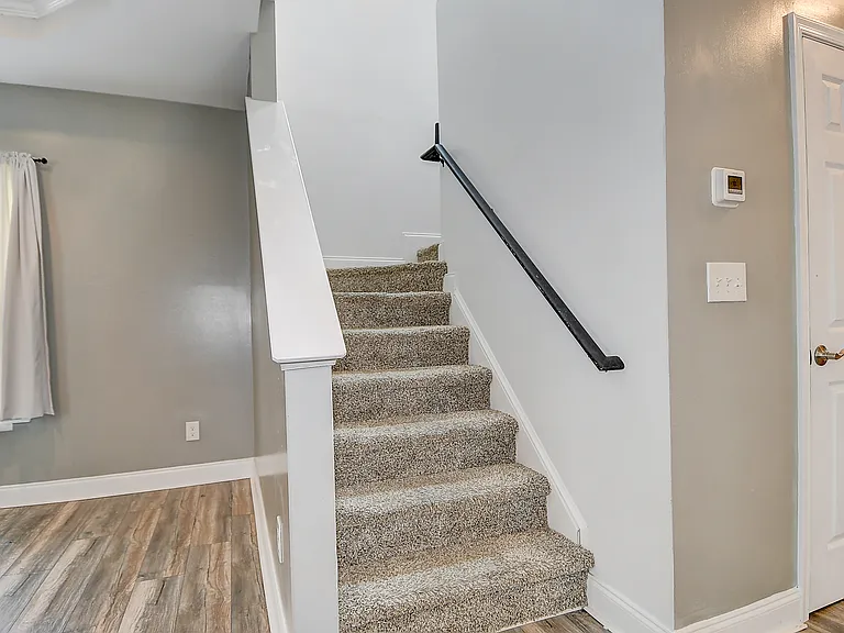 224 Taylor Ave W — Photo 20