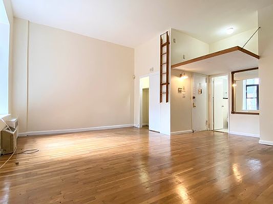 4th image of 126 W 71st St #3