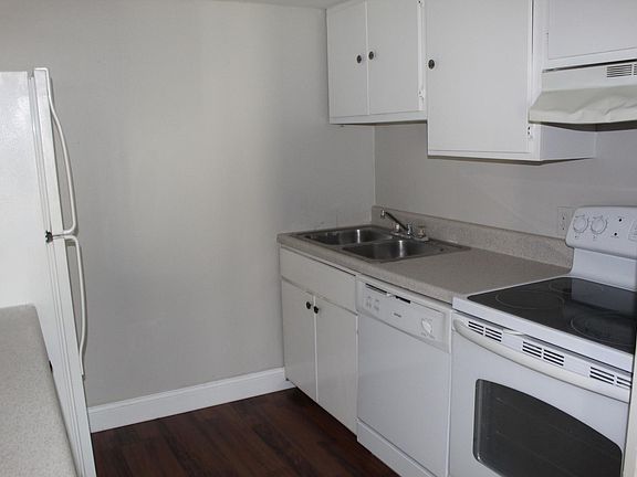 4th image of 30 Lemon Ln APT B