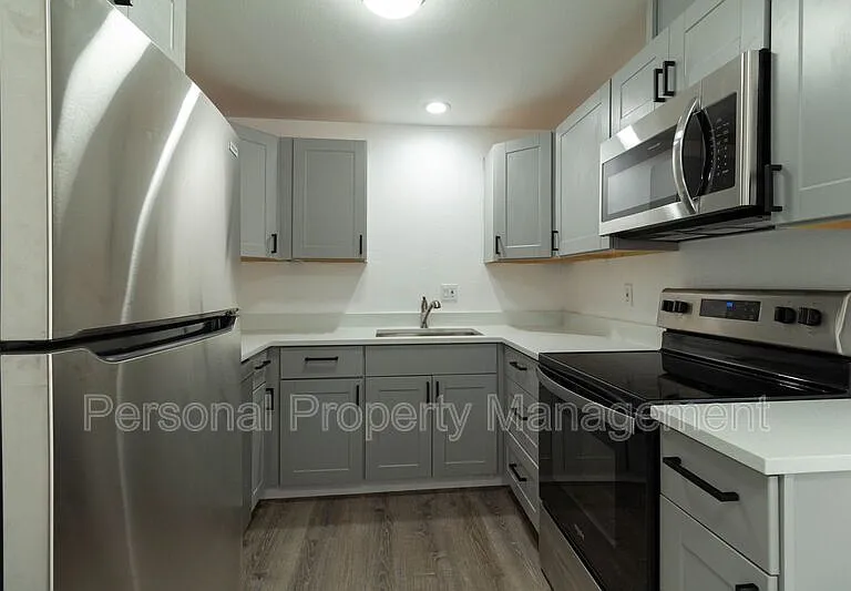 4325 E 17th St #6 — Photo 4