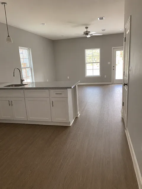 555 E Railroad Ave — Photo 2