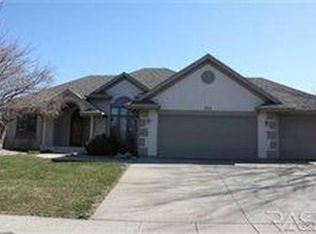 204 E St Andrews Dr, Sioux Falls, SD 57108