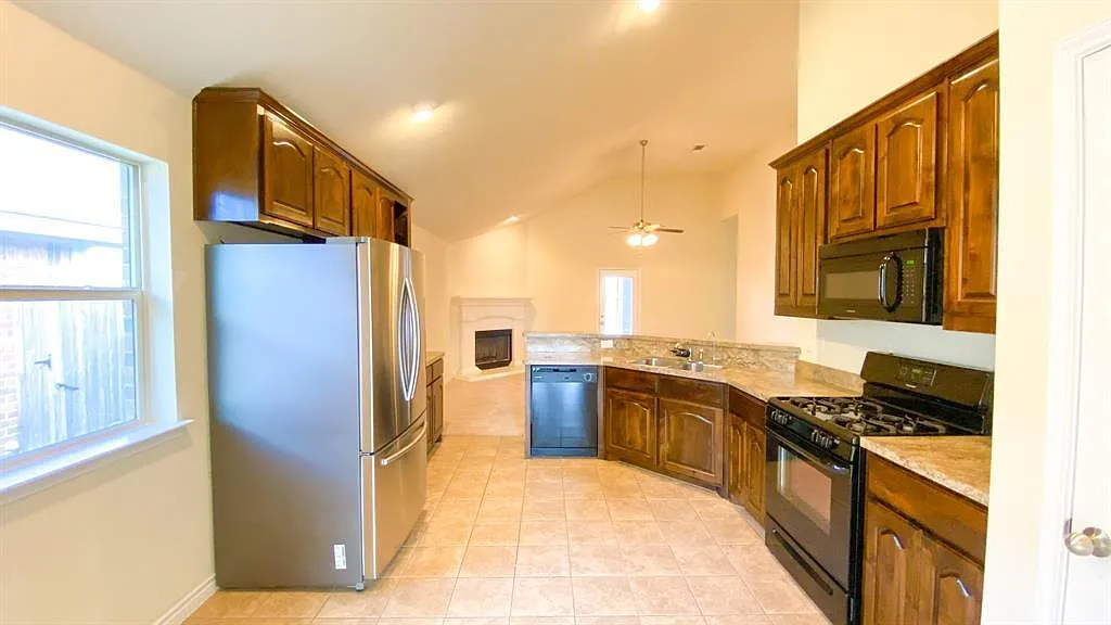 1417 Sun Dr — Photo 3