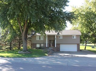 667 7th St NW, Sioux Center, IA 51250