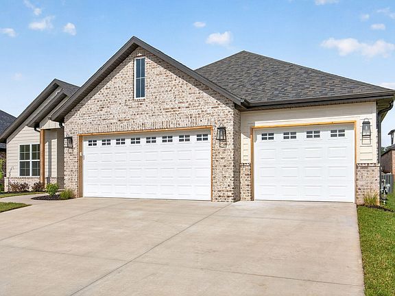 3rd image of 1627 S Crepe Myrtle Lane