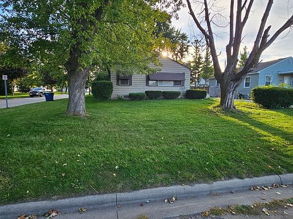 4th image of 1901 S Mountain St