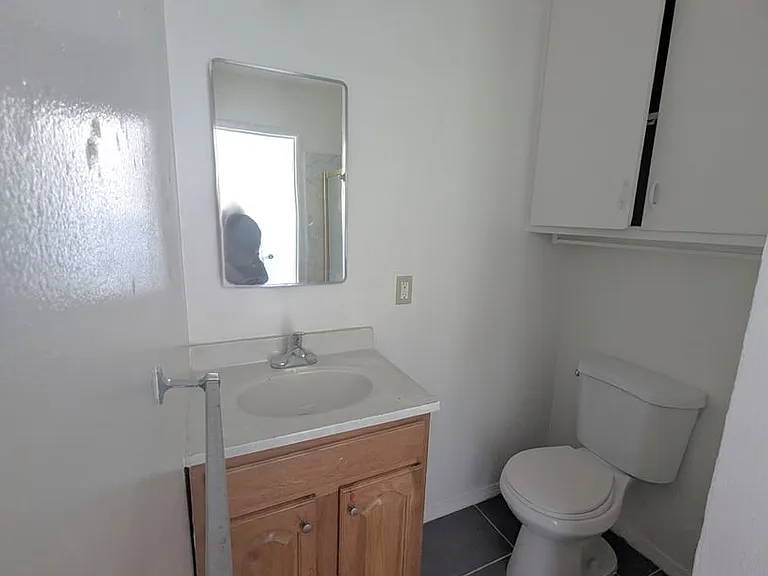 Comfortable one bedroom unit, convenient location to shopping and transportation — Photo 5