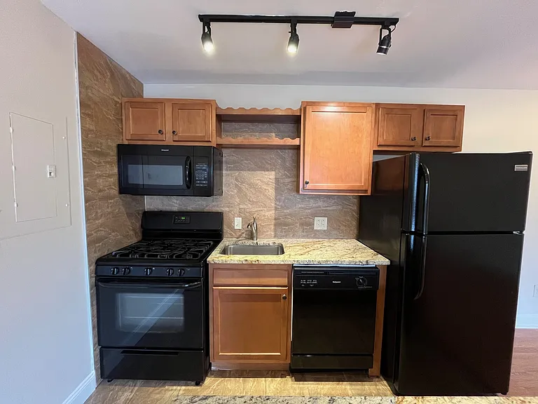 827 Highview St — Photo 3
