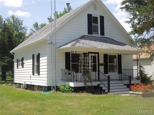 631 Starr St, Nokomis, IL 62075