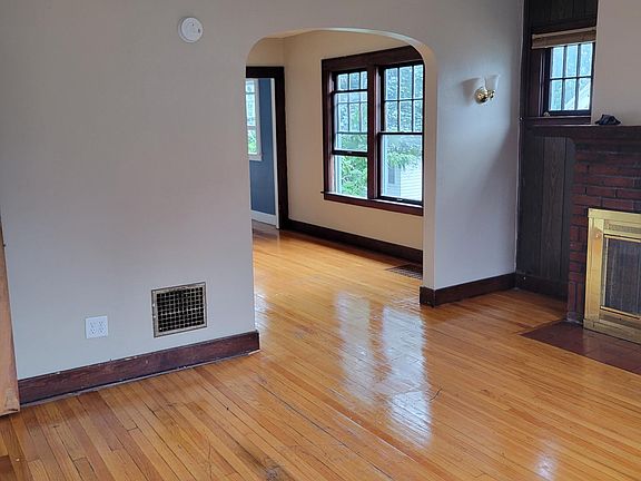 5th image of 227 Marguerite Ave APT 2