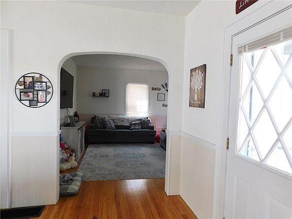 3rd image of 184 East Ave
