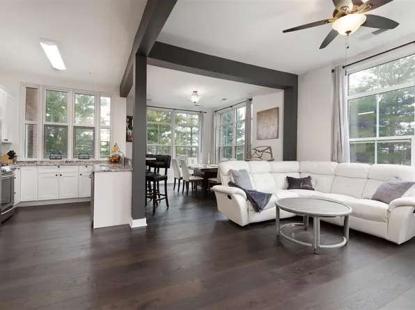 3 Greenwich Dr #82, Jersey City, NJ 07304